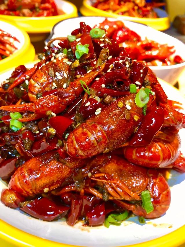 长春这家上过天天向上的小龙虾店,小龙虾每天坐飞机来长春真豪横