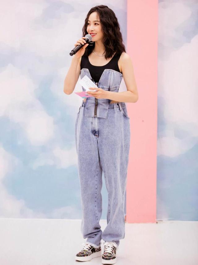 宋茜一件女仔连体裤随性帅气,搭配上一头羊毛卷,甜美又酷飒