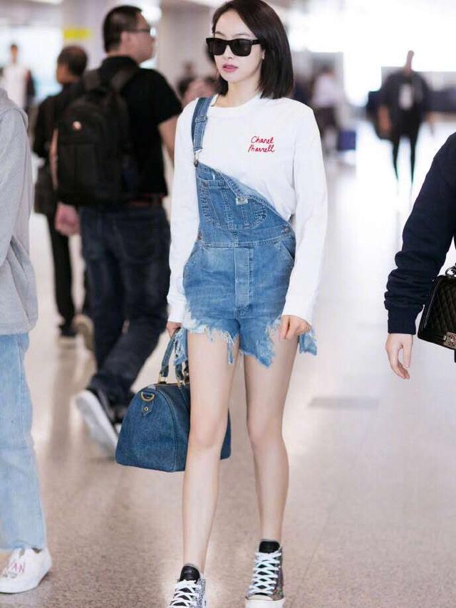 宋茜一件女仔连体裤随性帅气,搭配上一头羊毛卷,甜美又酷飒