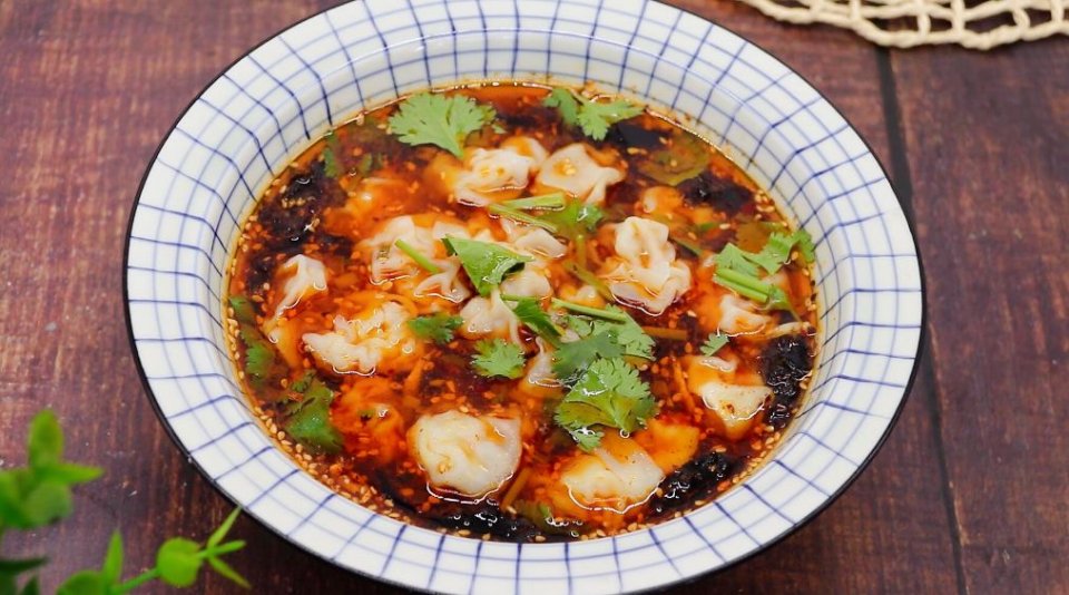 今天就从市场买了6元小馄饨,回家配上点配料,做了一道酸汤小馄饨,酸辣