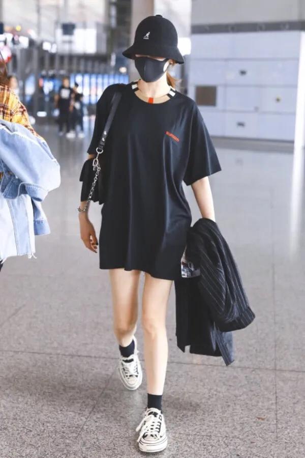 迪丽热巴体恤裙亮相,铅笔腿白得发光,粉丝感叹望眼欲穿!