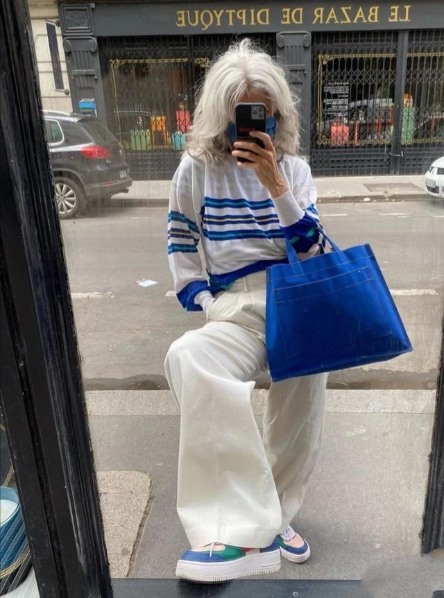 法国“酷老太”穿搭很时髦，潇洒又潮流，活成女人最想成为的样子休闲区蓝鸢梦想 - Www.slyday.coM