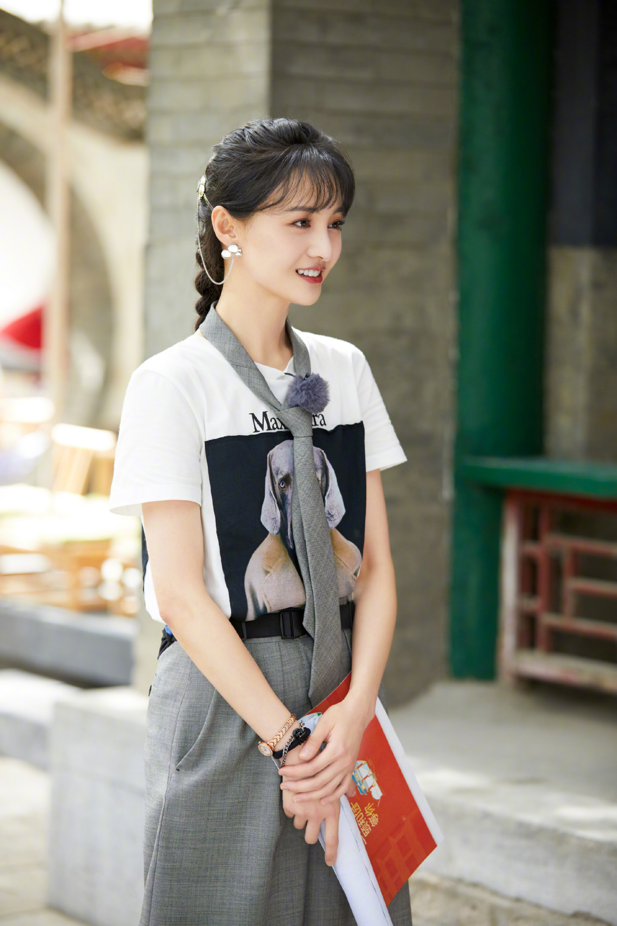 郑爽又带火了另一种穿搭风潮,白色t恤搭配半截西装裤,简约又高级