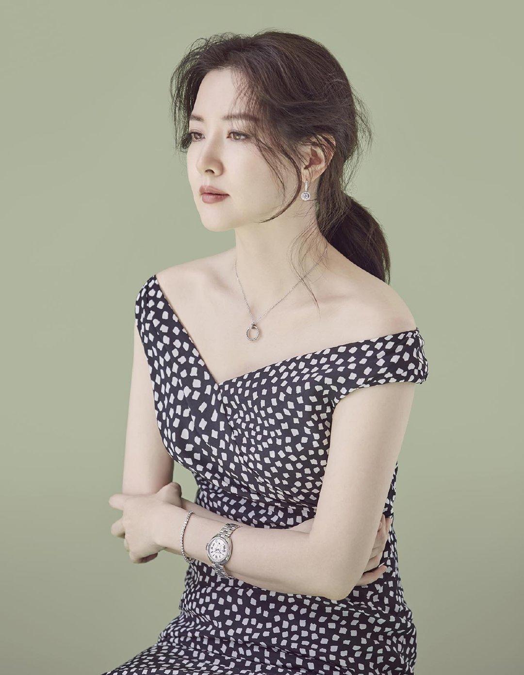 李英爱越老越有气质感!一袭无袖刺绣连衣裙端庄优雅,高贵精致