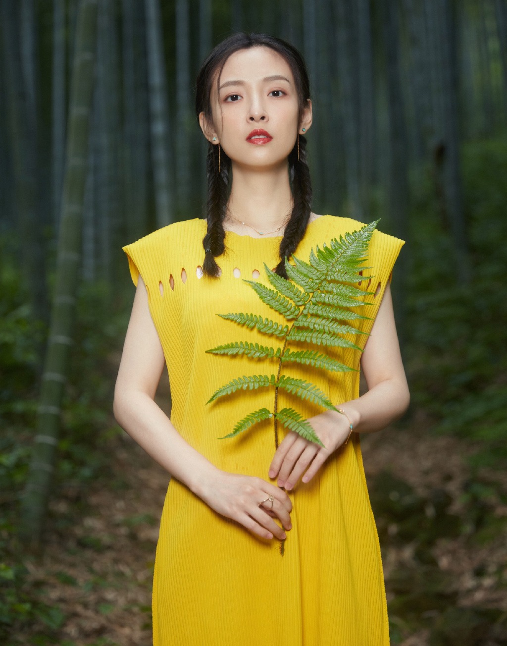 吴倩很高调,黄色长裙"剪"一排小洞洞,配双麻花辫娇俏又性感
