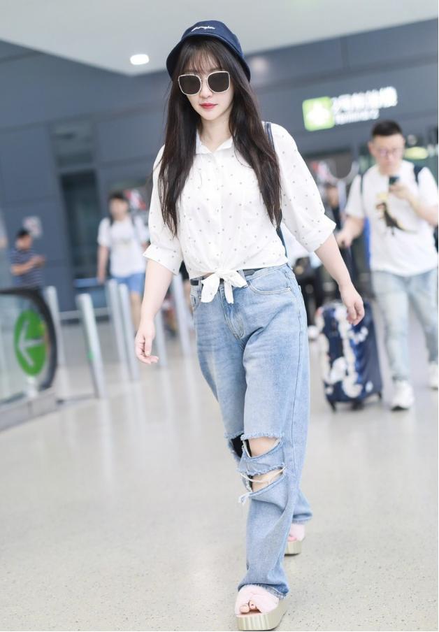 柳岩真是好不容易保守一回,穿身衬衫配牛仔裤,却仍然显曲线