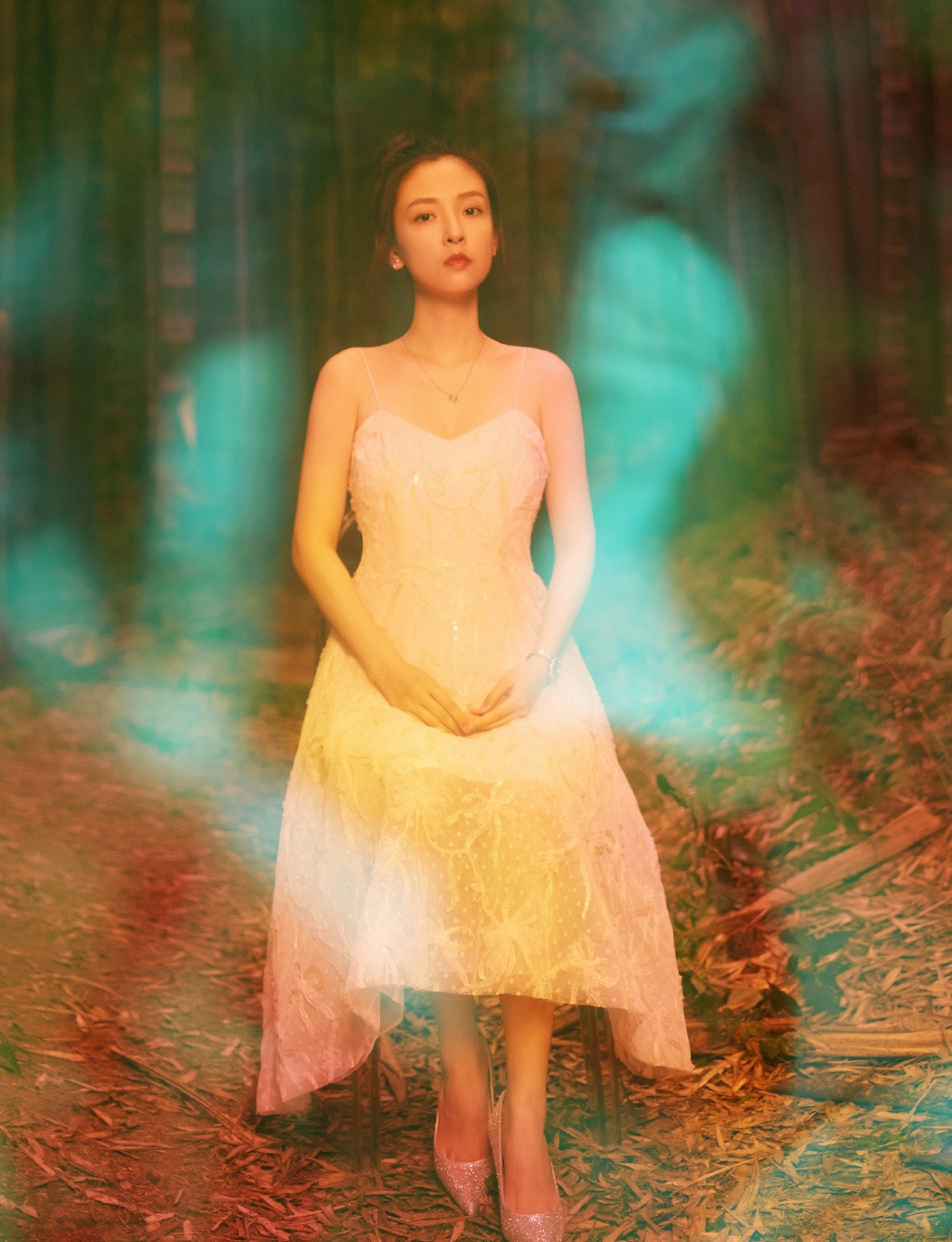 吴倩很高调,黄色长裙"剪"一排小洞洞,配双麻花辫娇俏又性感