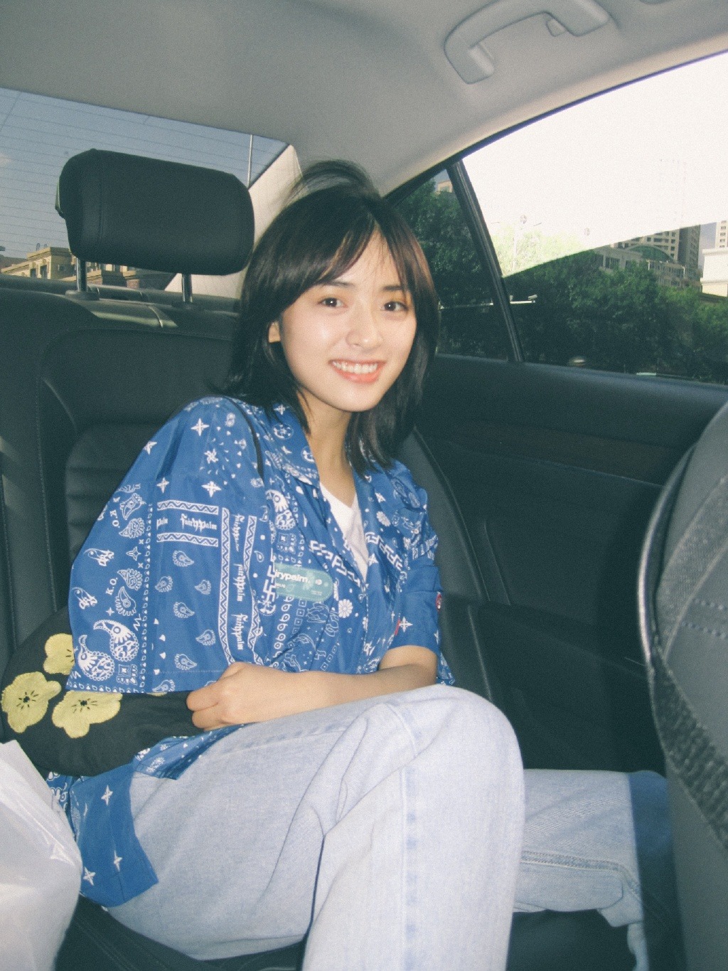 得亏还有颜值,沈月连帽衫牛仔裤穿成55分,配"初恋脸"很清纯