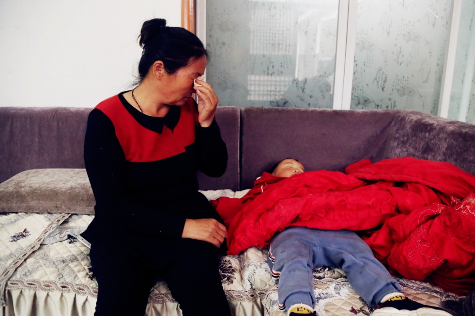 儿子被告知活不过18岁，女儿不幸夭折，如今妻子又患癌，男子崩溃休闲区蓝鸢梦想 - Www.slyday.coM