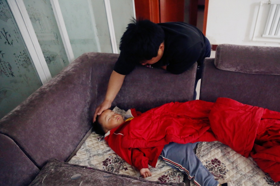 儿子被告知活不过18岁，女儿不幸夭折，如今妻子又患癌，男子崩溃休闲区蓝鸢梦想 - Www.slyday.coM