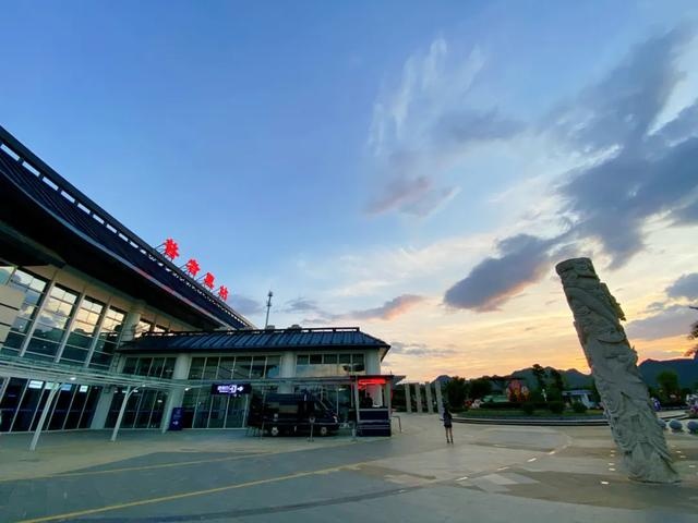 "口袋村"变"首富村"——高铁助力普者黑仙人洞村奔小康|文山州|普者黑