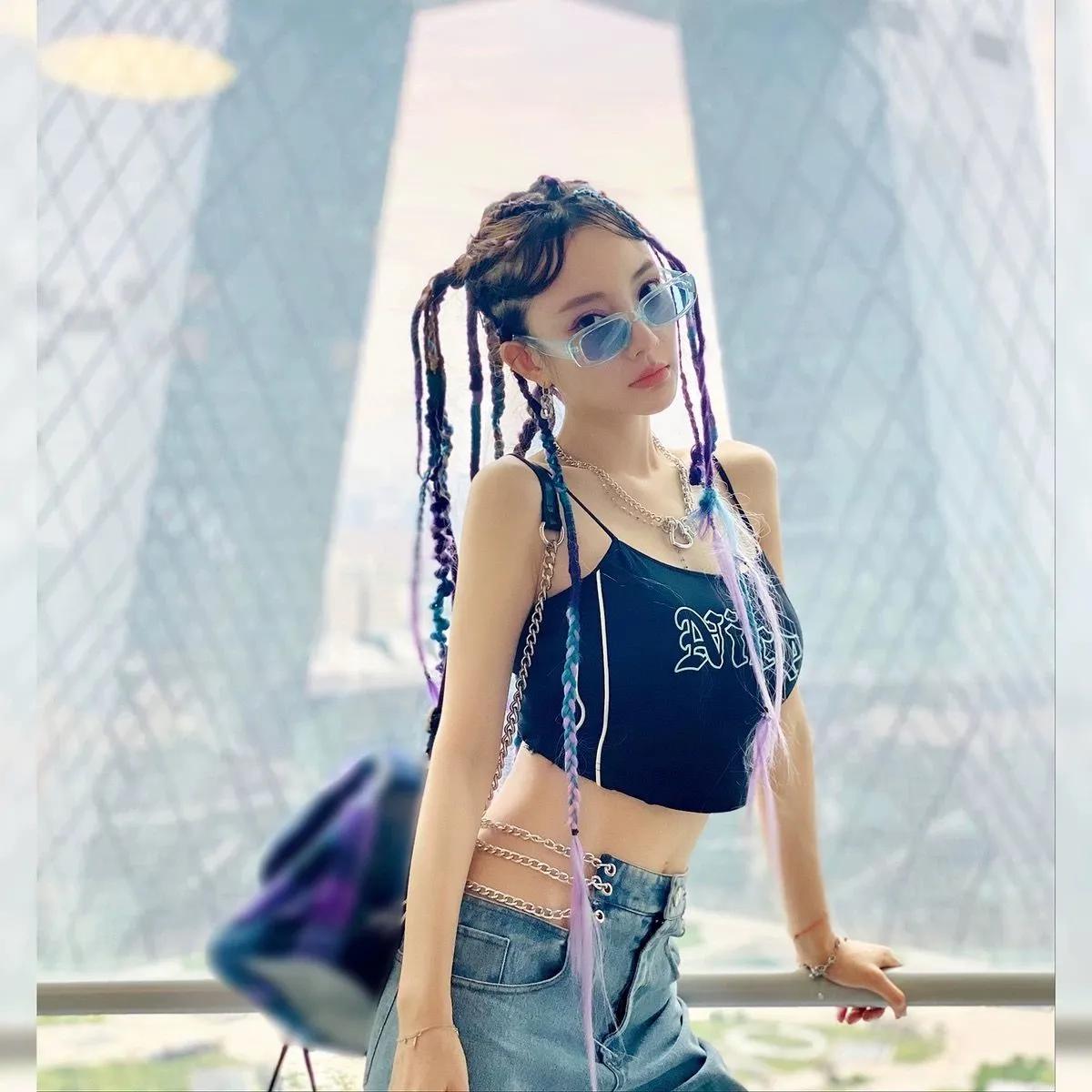 李小璐扎七彩脏辫拍写真,秀细腰完美锁骨火辣身材,嘻哈范儿十足