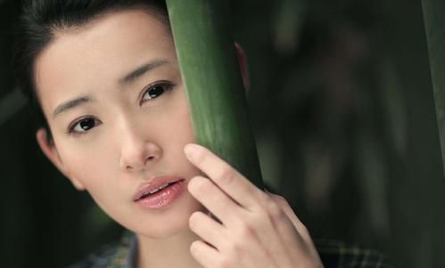 而方柏霓把这件事也放在了社交平台上,其实本来也没多大事,就受了委屈