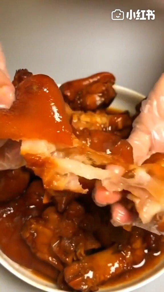 农村老爸嘴馋想吃猪蹄,138元买6个猪蹄做一盆,全家啃的香