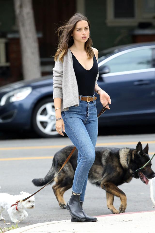 女星安娜德阿玛斯现身威尼斯街头她看起来秀美动人