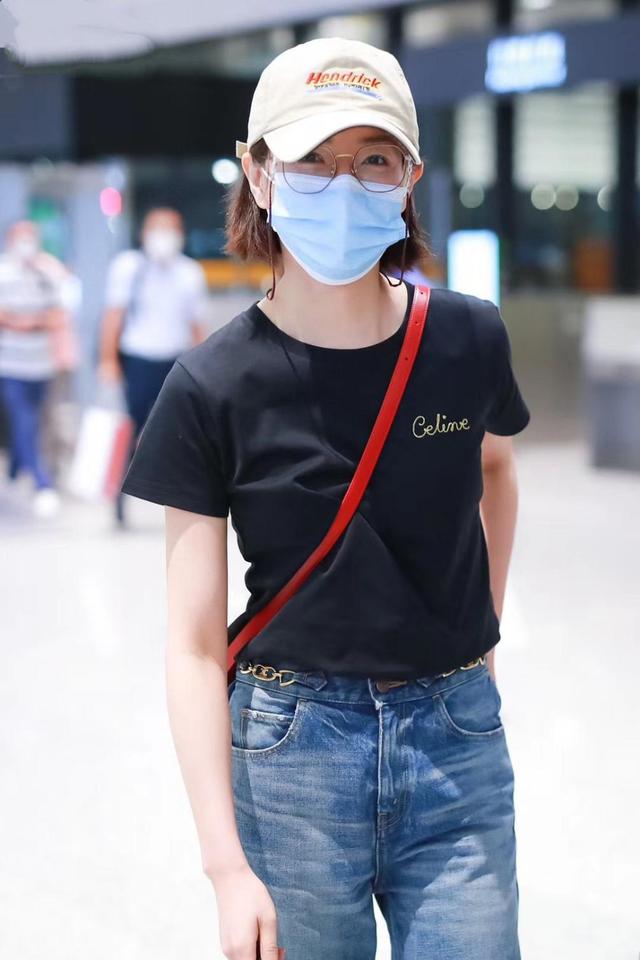 万茜解锁西装新穿法,格纹西装搭配牛仔裤小白鞋,通勤风就这么穿