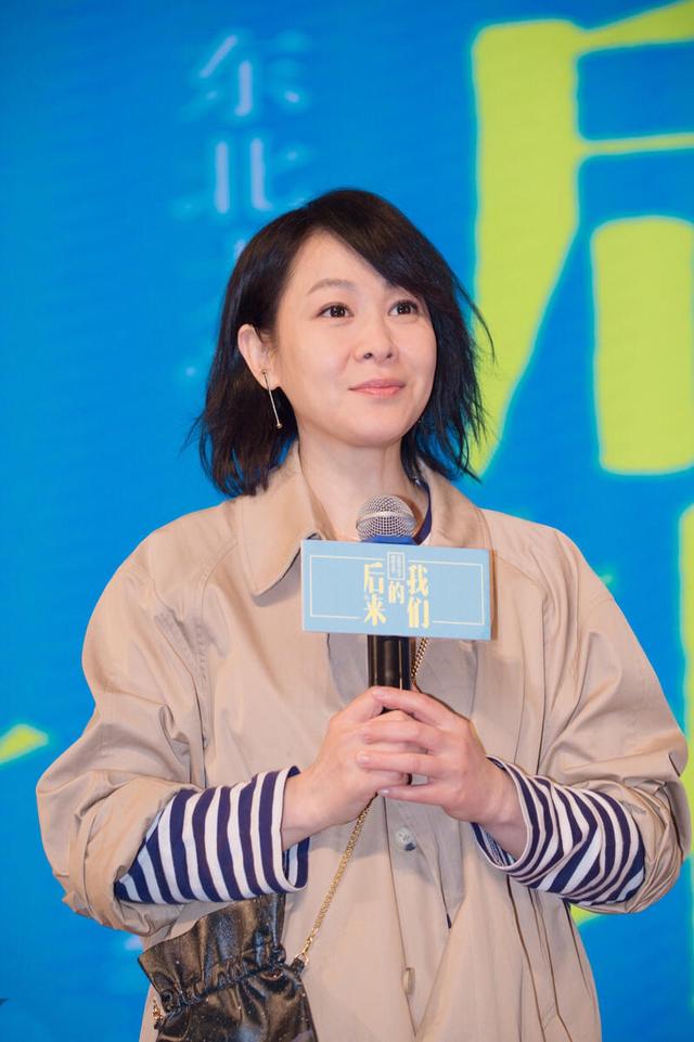 51岁刘若英这状态没谁了,穿风衣配条纹t恤好嫩,小姑娘都比不上