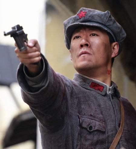 他是抗日神剧专业户,二婚娶小13岁娇妻,今卖力耍宝靠直播赚钱