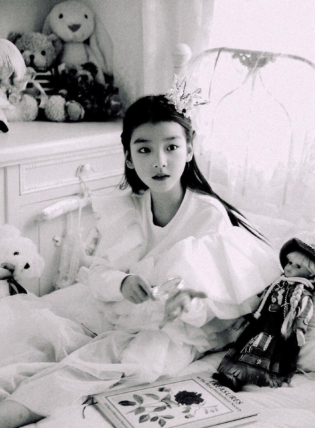 来看看《隐秘的角落》"普普"王圣迪的黑白时尚芭莎大片