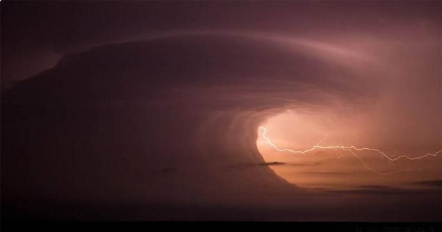 美国上空出现"诡异情景",像被巨大ufo笼罩,世界末日的征兆?