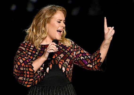 adele的《hello》成绩首周百万销量,公告牌连续超过10周冠军成绩,全球