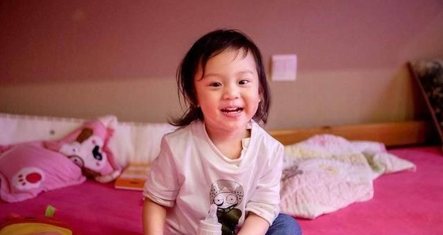 邓超女儿6岁生日的照片被曝光,娃娃领连衣裙非常甜美