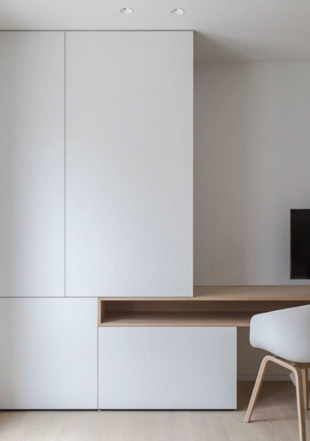 现在都流行隐藏柜设计,整体感觉好像护墙板,衣柜打哪都不丑!