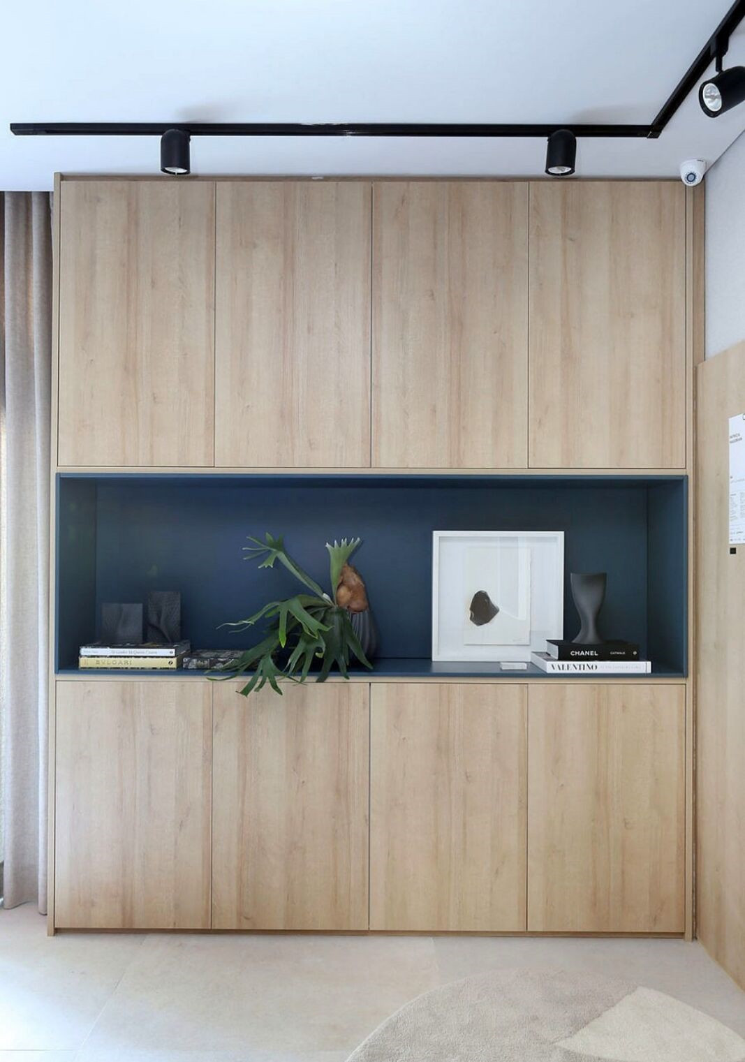 现在都流行隐藏柜设计,整体感觉好像护墙板,衣柜打哪都不丑!