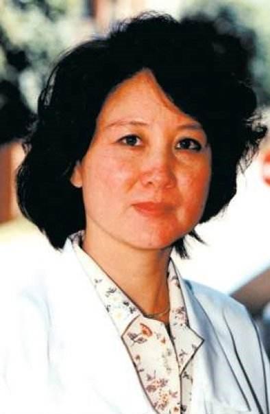 抛弃13年发妻,迎娶小16岁新欢,余秋雨是真才子还是"伪君子"?