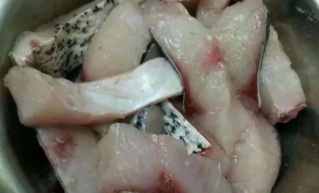 夏天遇到这鱼从不还价,一买就是2条,做给孩子吃补钙健脑无乱刺