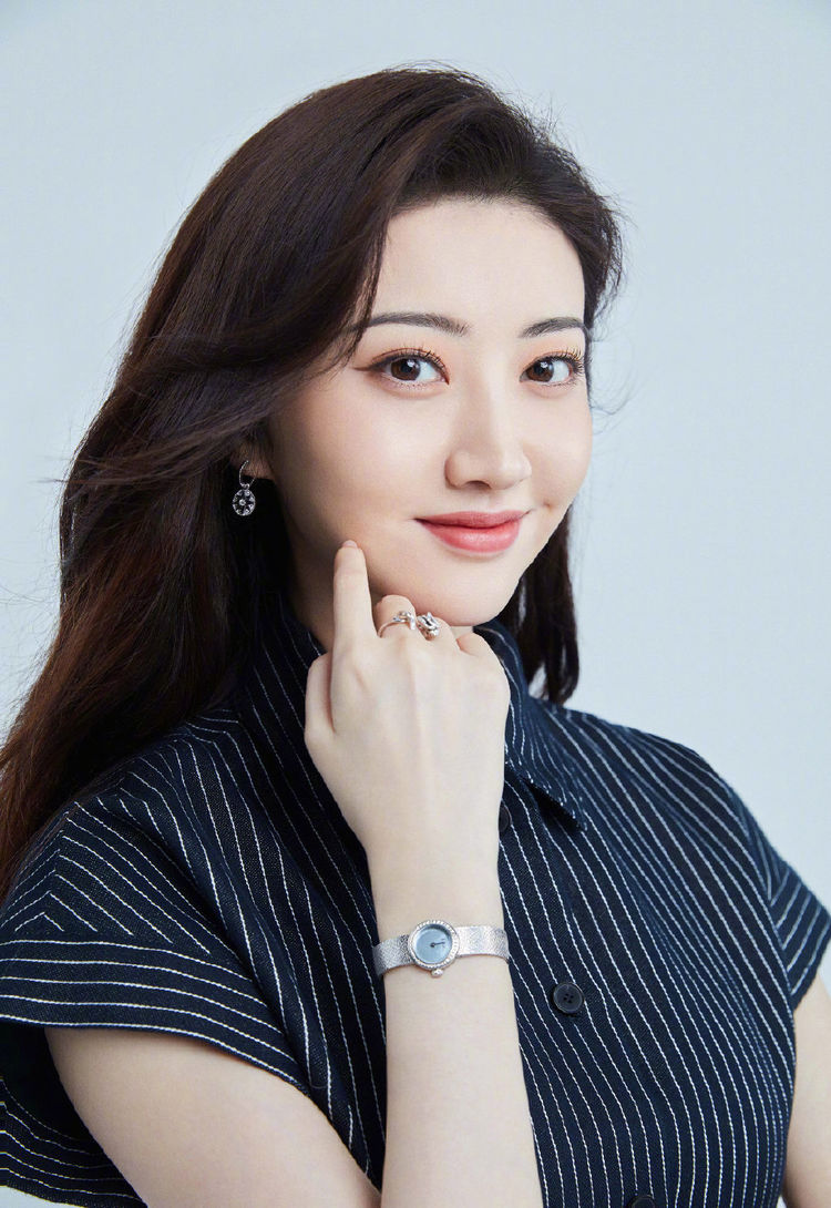 景甜"圆脸"太占优势了,穿条纹裙长发披肩,十足的端庄富贵气