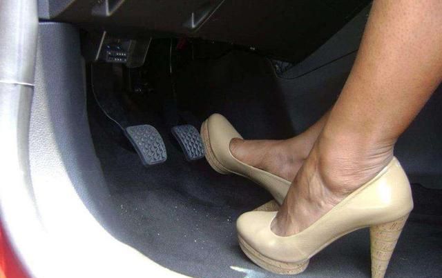 说一位女司机穿着高跟鞋开车,结果因为踩不到刹车出了事故,不知