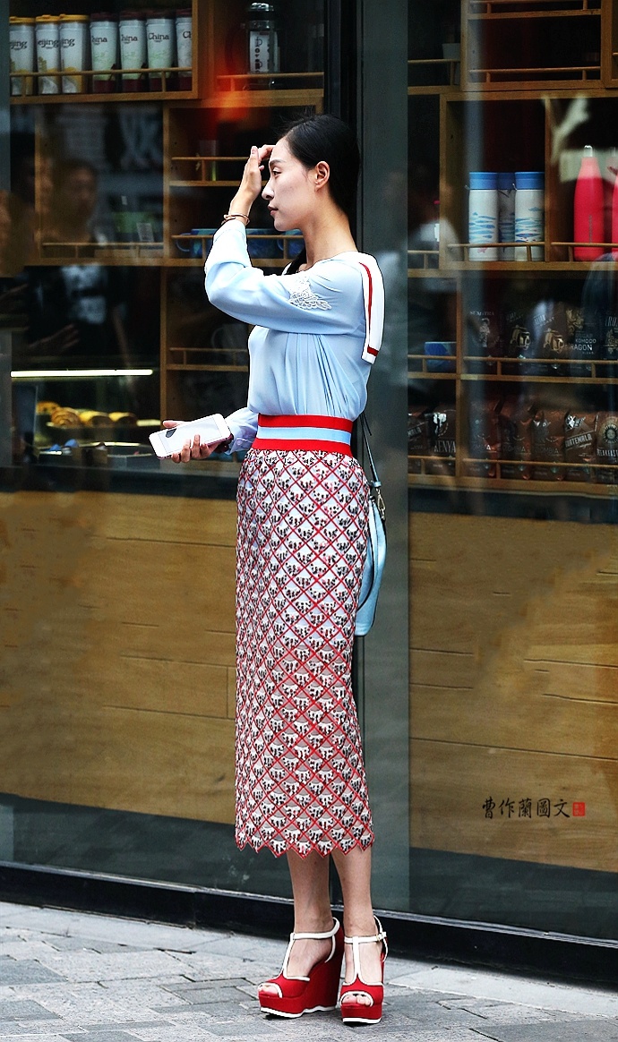 街拍选择鱼嘴口鞋子的美女更多女人味儿