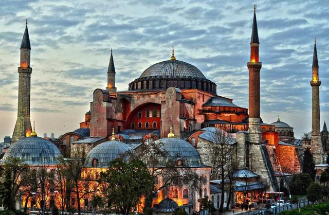 土耳其政府关于推翻1934年凯末尔时期的世俗化裁决,将伊斯坦布尔著名