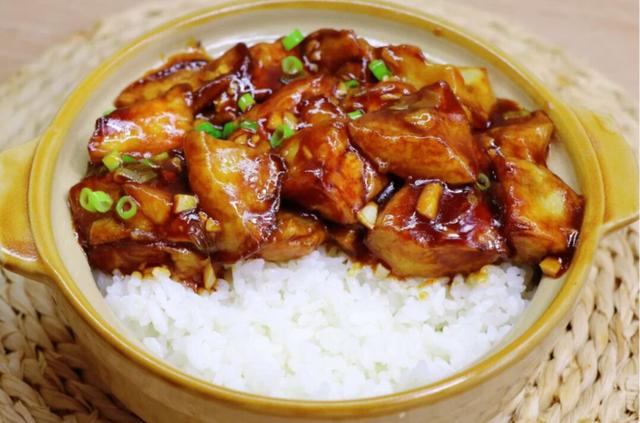 好吃到汤都不剩的糖醋茄子盖浇饭,简直太下饭了,香甜诱人