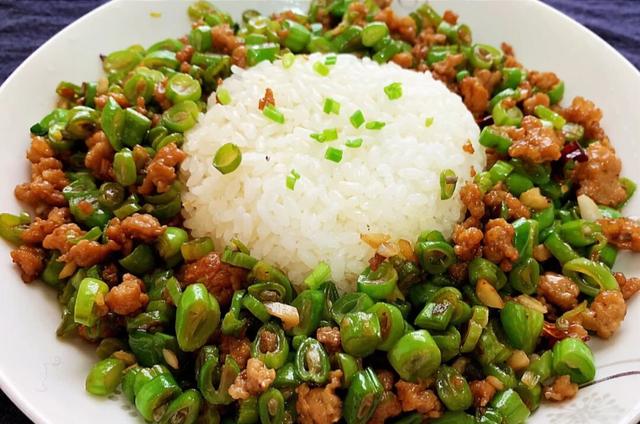 超下饭的肉沫四季豆拌饭,口感鲜嫩微微辣,搭配米饭不要太好吃