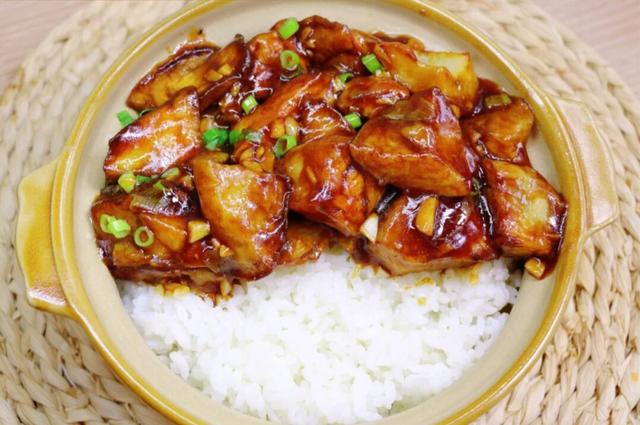 好吃到汤都不剩的糖醋茄子盖浇饭,简直太下饭了,香甜诱人