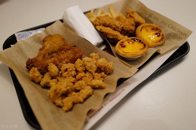 去吃肯德基时,餐盘上的垫纸可以放食物吗?很多人不懂,闹笑话了