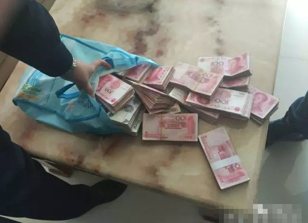 拾荒老人在垃圾桶里翻垃圾,发现一个塑料袋打开一看全是钱!
