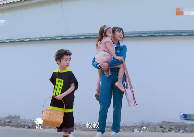 郑爽带两个孩子坐三轮车,见到她在车上的小举动,西瓜姐姐我爱了