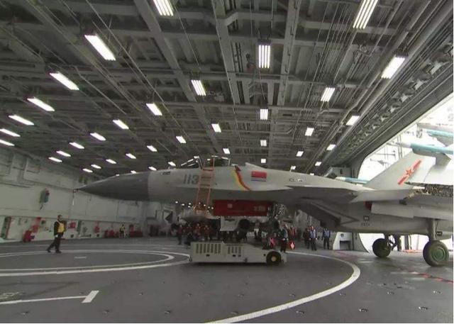 辽宁舰内部空间拥挤,歼15掉头都麻烦