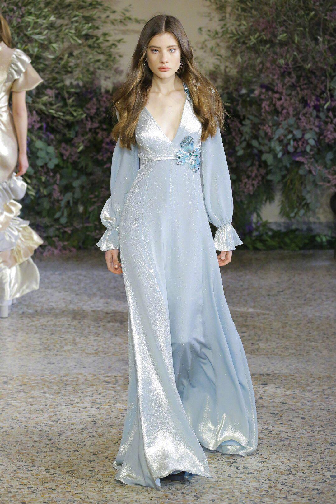 浪漫奢华的高光丝绒礼裙营造复古和极尽魅惑的感觉