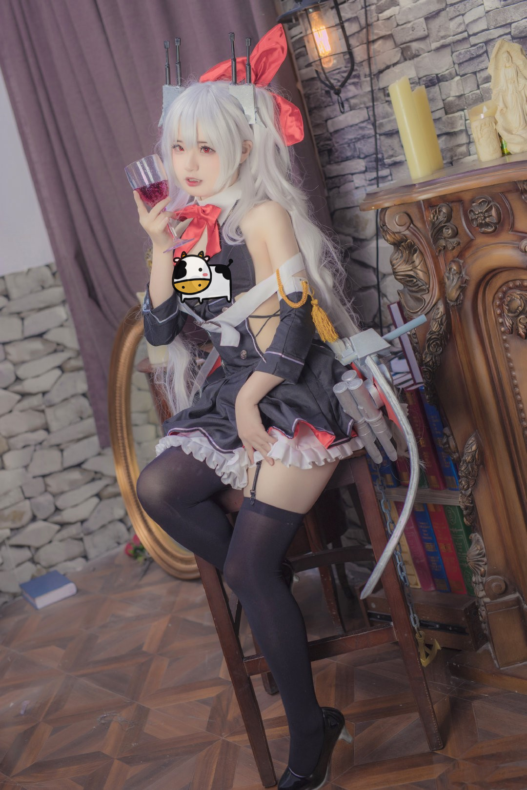 碧蓝航线吸血鬼cos,这咬手指的动作,也太萌了吧!