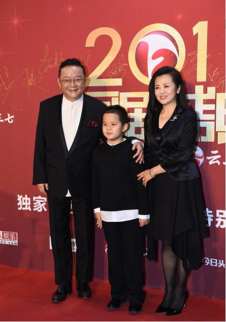 在这张照片当中,王刚的第三任妻子通过一身黑色的套装亮相明星盛典,在