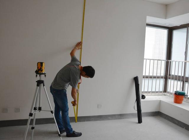 想要入住后不出任何麻烦,那么验收房屋时少不了4样工具,很专业