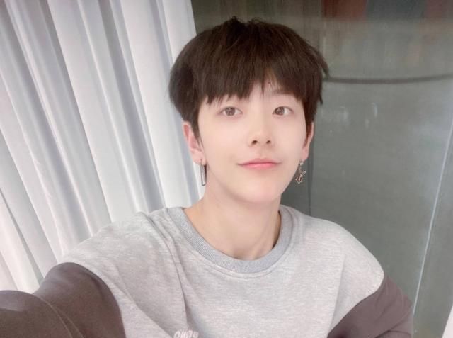 创造营2020最帅女生刘梦黄色头发搭配蓝色短袖满满少年感