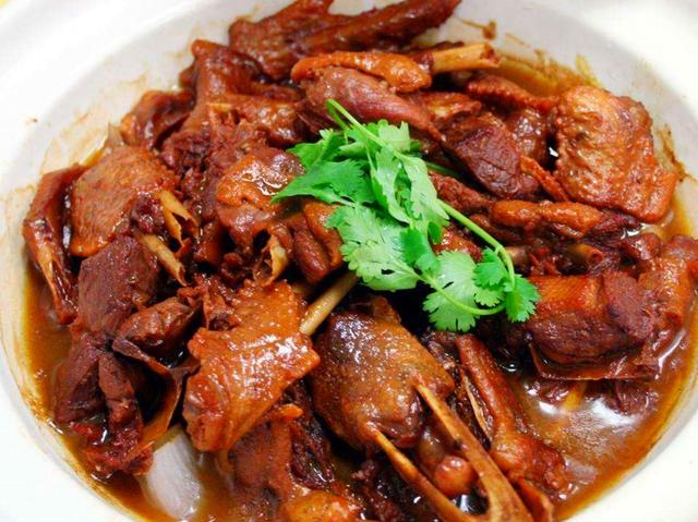 当大鹅遇见辣椒:尝尝美味的"红烧啤酒鹅",鲜嫩香辣越吃越想吃