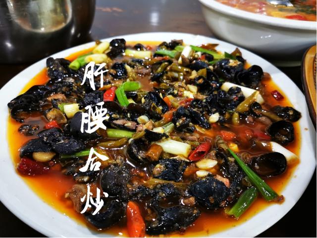 凯迪拉克XT6探秘重庆美食：2道江湖菜镇店，麻辣双椒，回头客90%