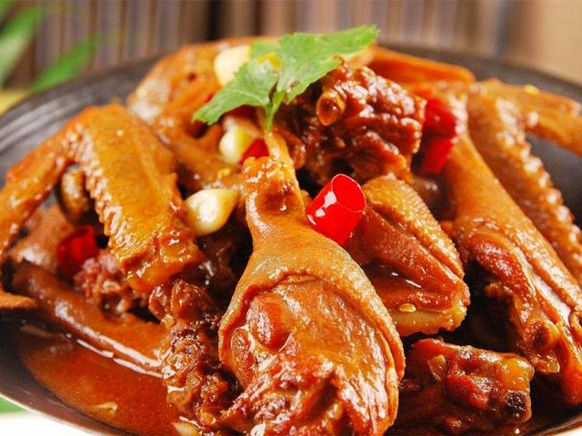 当大鹅遇见辣椒:尝尝美味的"红烧啤酒鹅",鲜嫩香辣越吃越想吃