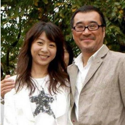 李宗盛小27岁嫩妻近照打扮朴素又不失魅力与老公同框很般配